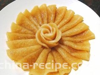 糖醋白萝卜,摆入盘子中间