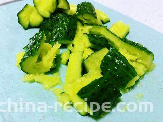 银耳拌黄瓜,黄瓜就用简单传统的方式，用刀横拍烂再切成大小一样长的段。