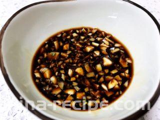 银耳拌黄瓜,放入碗里，加入生抽、醋、橄榄油、盐、白糖、搅拌均匀。