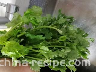 烧烤味蒜茄子,香菜洗干净控水。