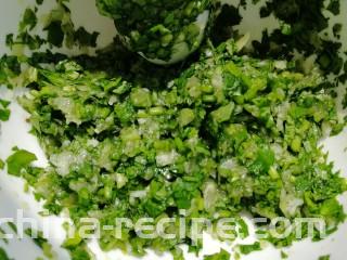 烧烤味蒜茄子,搅拌均匀，腌制5分钟。