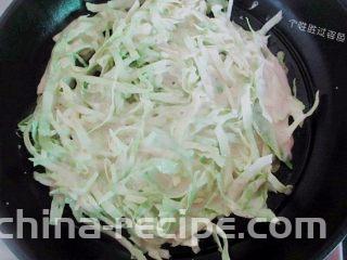 包菜煎饼,倒入蔬菜面糊，摊开，整成圆形