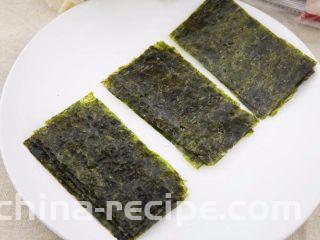 包菜煎饼,煎饼的同时，准备好即食海苔，就是那种催催的，用手捏碎，准备好海苔碎