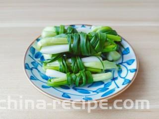 白灼大虾,小葱多次对折打成结。