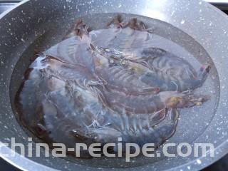白灼大虾,锅里的水烧开再把对虾放进去煮。减短对虾在锅里煮的时间，这样才会q弹好吃。
