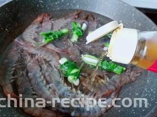 白灼大虾,锅里面加入适量的料酒，才能够去除腥味。