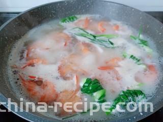 白灼大虾,大约煮5分钟左右。