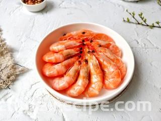 白灼大虾,自己在家做是非常简单的一道菜。美味下酒菜必备款！