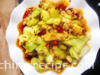 油泼酸辣茄子,茄子含黄酮类化合物，具抗氧化功能，可防止细胞癌变，同时也能降低血液中胆固醇含量，预防动脉硬化，可调节高血压，保护心脏。