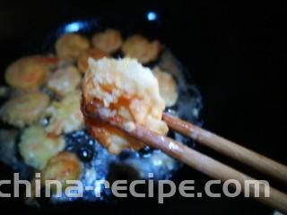 软炸大虾,炸制两面焦黄盛出