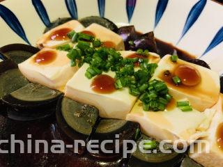 小葱拌豆腐,撒葱粒