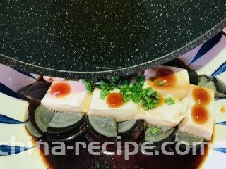 小葱拌豆腐,浇在葱粒上，香气就冒出来了