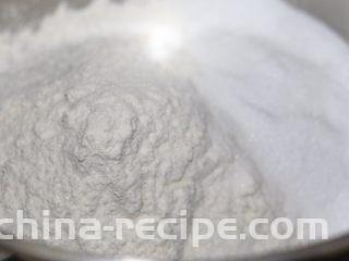 紫菜肉松面包,厨师机和面盆里放入面粉、奶粉、盐、砂糖
