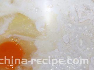紫菜肉松面包,打入鸡蛋倒入牛奶
