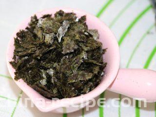紫菜肉松面包,发酵时把紫菜撕碎备用