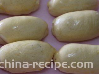 紫菜肉松面包,发酵好后取出，175度预热烤箱
在面包表面擦一层蛋液
175度烤20分钟，期间观察上色情况，表面变金黄就盖上锡纸