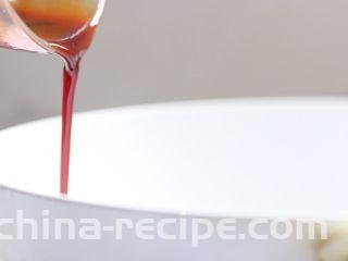 茄汁黄豆,倒入调好的酱汁。