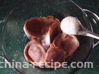 香辣鸭胗,加入4克食盐抓匀