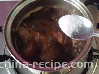 香辣鸭胗,煮开后放点白糖转小火继续