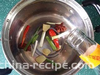 香辣鸭胗,将调料放至锅中，再倒入料酒