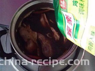 香辣鸭胗,撒少许鸡精关火，加盖闷会儿