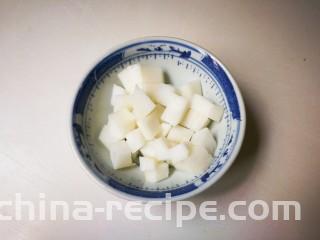 酒香麻麻泡菜,白萝卜削去皮切成丁
