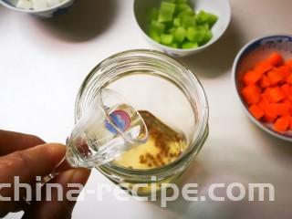 酒香麻麻泡菜,放入一小酒杯白酒