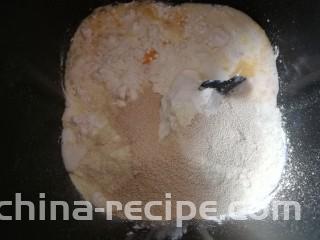海苔肉松面包卷,将面团材料中除黄油外全部放进面包桶中。