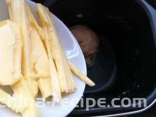 海苔肉松面包卷,20分钟后到入黄油继续揉面半个小时。