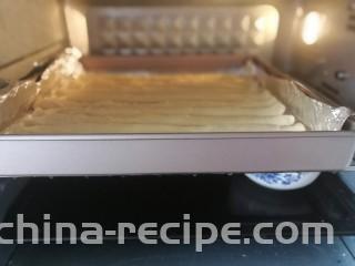 海苔肉松面包卷,放入烤箱进行二次发酵，大约需要40分钟左右。底下放一碗热开水。