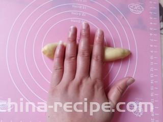 海苔肉松面包卷,20分钟后，将小圆面团搓成长条。