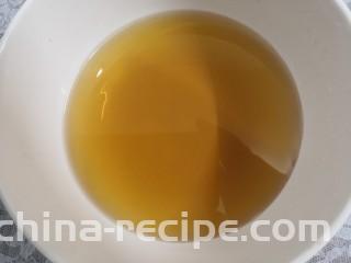 小番茄生瓜捞,盐，糖，生抽，加开水，搅拌均匀，成料汁，凉凉备用