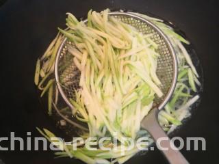 小番茄生瓜捞,生瓜焯水1分钟，捞出
