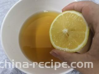 小番茄生瓜捞,柠檬去籽，把柠檬汁，挤入料汁