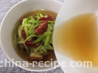 小番茄生瓜捞,把准备好的料汁，倒入番茄生瓜丝中
