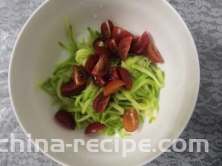 小番茄生瓜捞,把生瓜丝儿和小番茄，倒入碗中