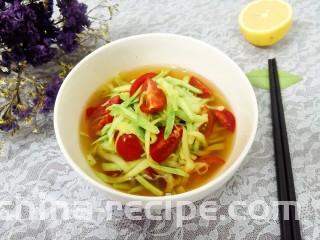 小番茄生瓜捞,番茄生瓜丝，在料汁中浸泡30分钟，即可上桌