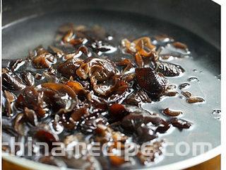 黑木耳拌鸭胗,锅中加适量清水烧沸，入泡发好的木耳焯水