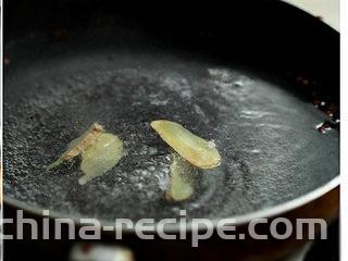 黑木耳拌鸭胗,锅中水烧开，放入姜片、花椒煮沸2-3分钟