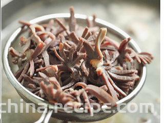 黑木耳拌鸭胗,捞出沥干水份