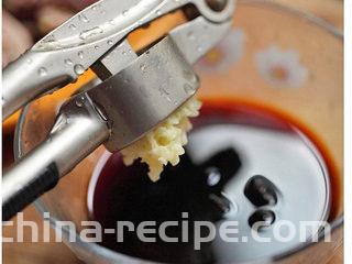 黑木耳拌鸭胗,将适量生抽倒入碗中，用压蒜泥器压出蒜泥放入碗中