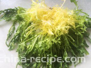 牛油果轻食沙拉,苦菊洗干净，滤干水份备用