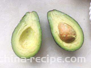 牛油果轻食沙拉,牛油果对切开，去掉内核跟外皮