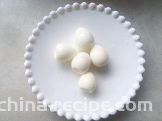 牛油果轻食沙拉,鹌鹑蛋剥掉蛋壳，之后用刀对切开