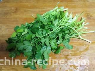 年味——凉拌菜圆葱拌肚丝,
香菜摘洗干净
