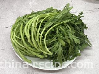 蒜泥茼蒿,茼蒿去根后清洗干净。