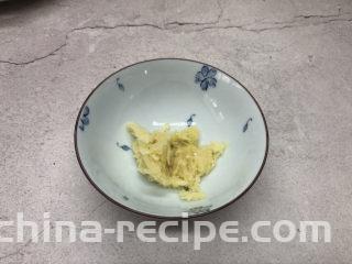 蒜泥茼蒿,蒜瓣捣烂成泥