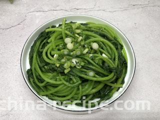 蒜泥茼蒿,控水后放入盘中，放入葱花