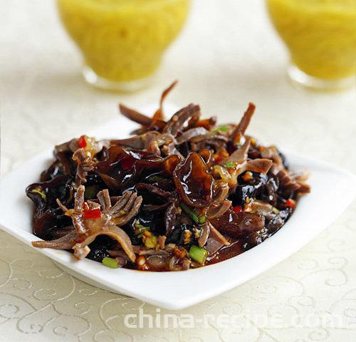 The method of mixing black fungus with duck maw