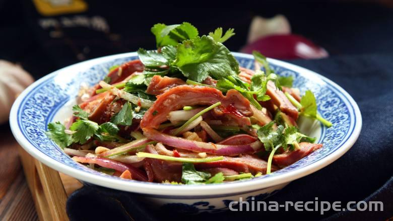 Method for mixing cold dishes with scallions and shredded pork belly